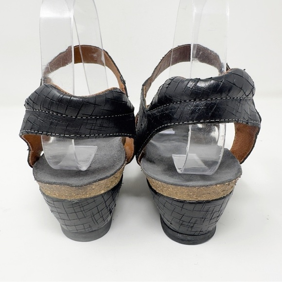 TAOS Trophy 2 Wedge Sandals - Picture 7 of 9